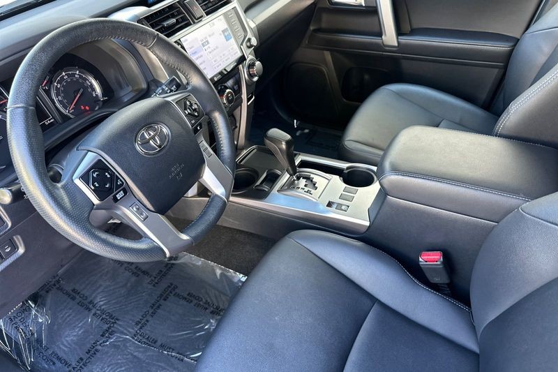 Toyota 4Runner Vehicle Full-screen Gallery Image 10
