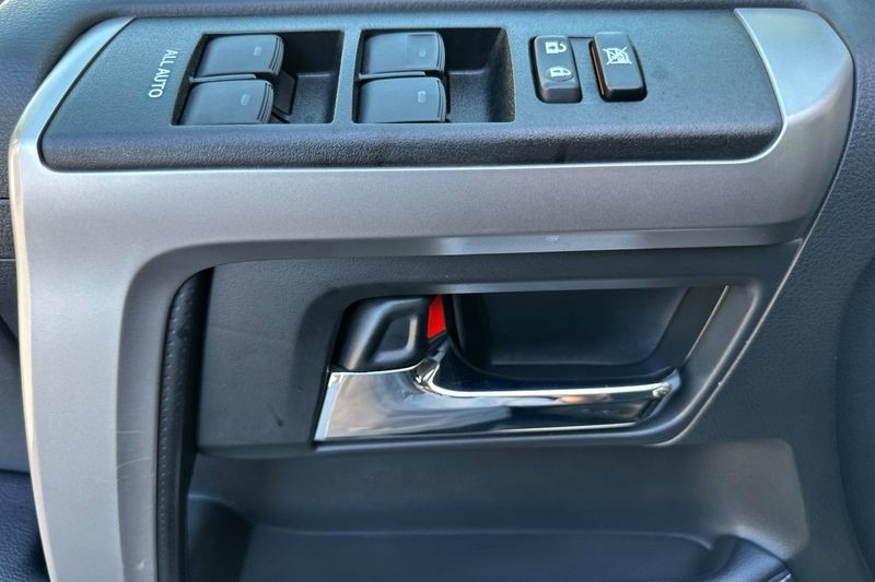 Toyota 4Runner Vehicle Full-screen Gallery Image 11