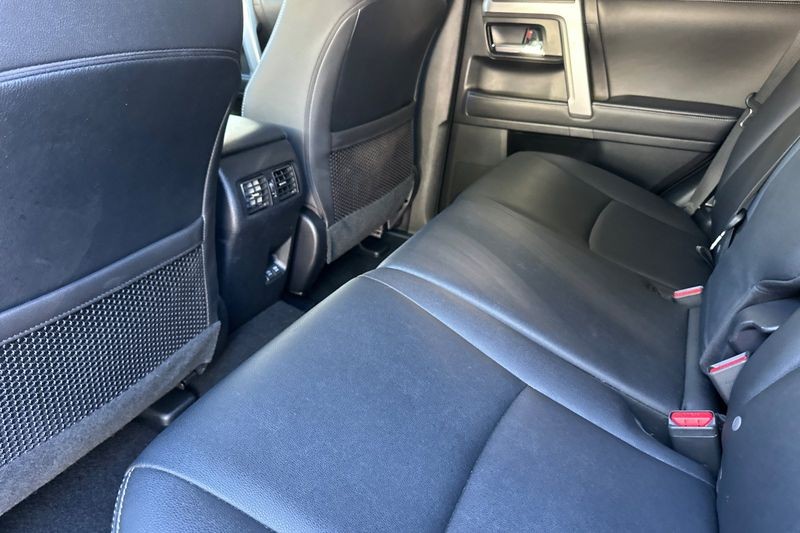 Toyota 4Runner Vehicle Full-screen Gallery Image 12
