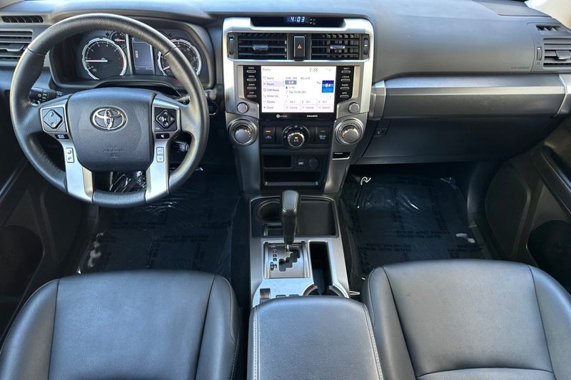 Toyota 4Runner Vehicle Full-screen Gallery Image 13