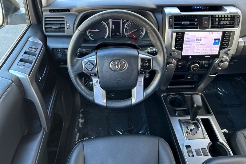 Toyota 4Runner Vehicle Full-screen Gallery Image 14