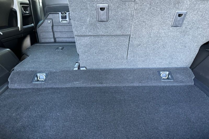 Toyota 4Runner Vehicle Full-screen Gallery Image 15