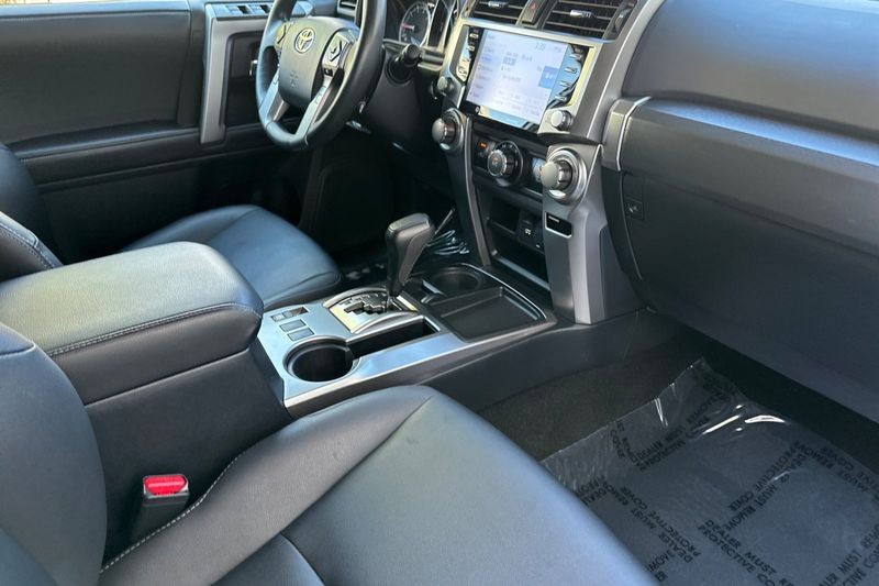 Toyota 4Runner Vehicle Full-screen Gallery Image 16