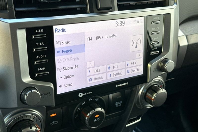 Toyota 4Runner Vehicle Full-screen Gallery Image 18