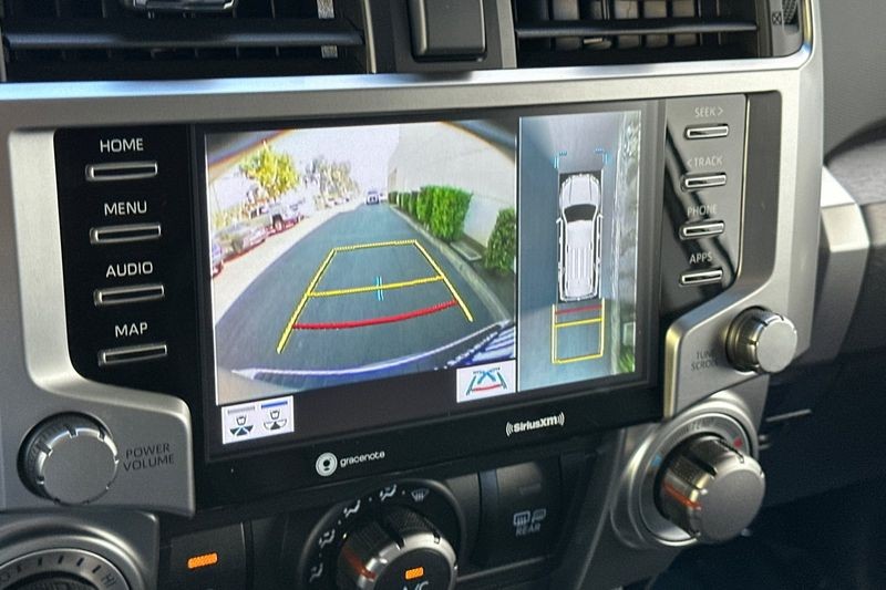 Toyota 4Runner Vehicle Full-screen Gallery Image 19