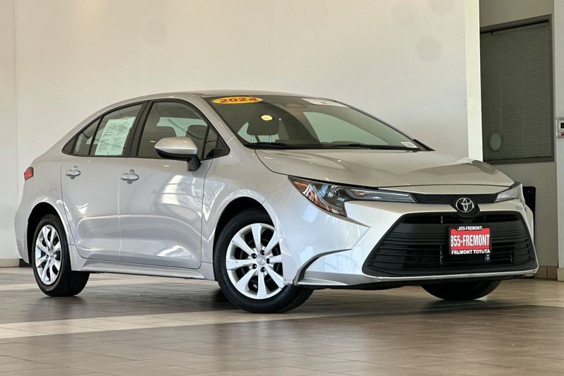Toyota Corolla Vehicle Full-screen Gallery Image 02