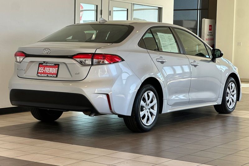 Toyota Corolla Vehicle Full-screen Gallery Image 04