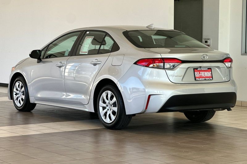 Toyota Corolla Vehicle Full-screen Gallery Image 06