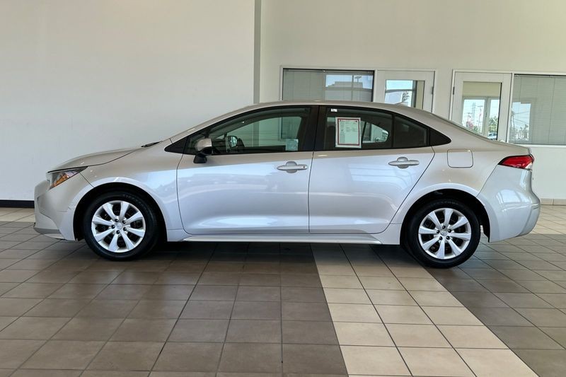 Toyota Corolla Vehicle Full-screen Gallery Image 07