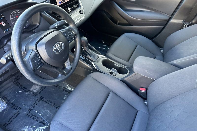 Toyota Corolla Vehicle Full-screen Gallery Image 10