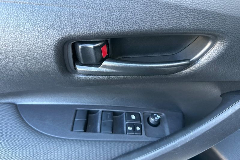 Toyota Corolla Vehicle Full-screen Gallery Image 11