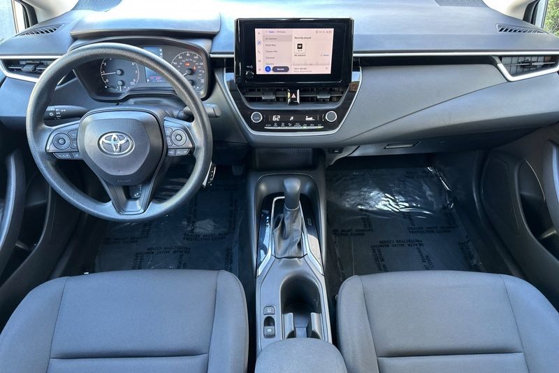 Toyota Corolla Vehicle Full-screen Gallery Image 13