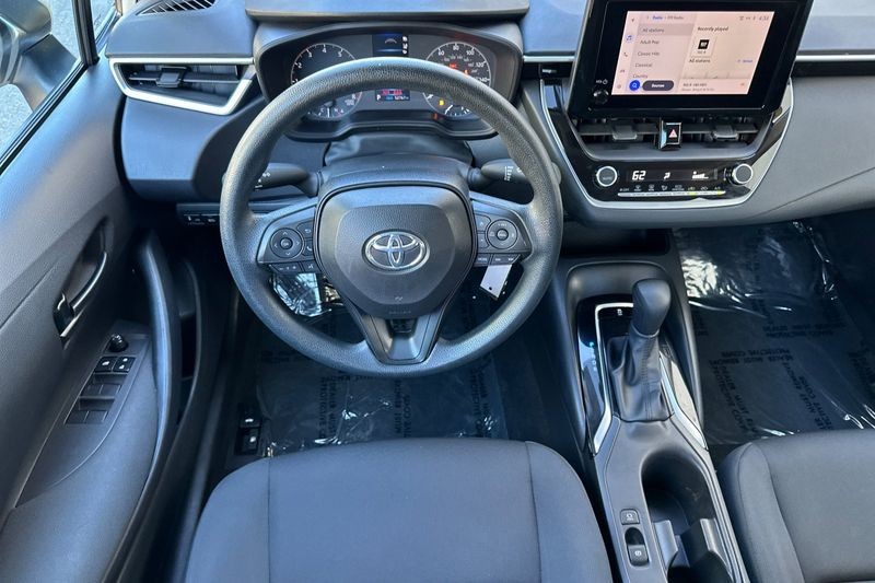 Toyota Corolla Vehicle Full-screen Gallery Image 14