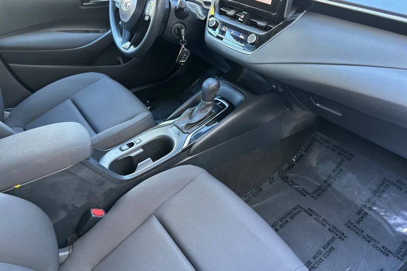 Toyota Corolla Vehicle Full-screen Gallery Image 15