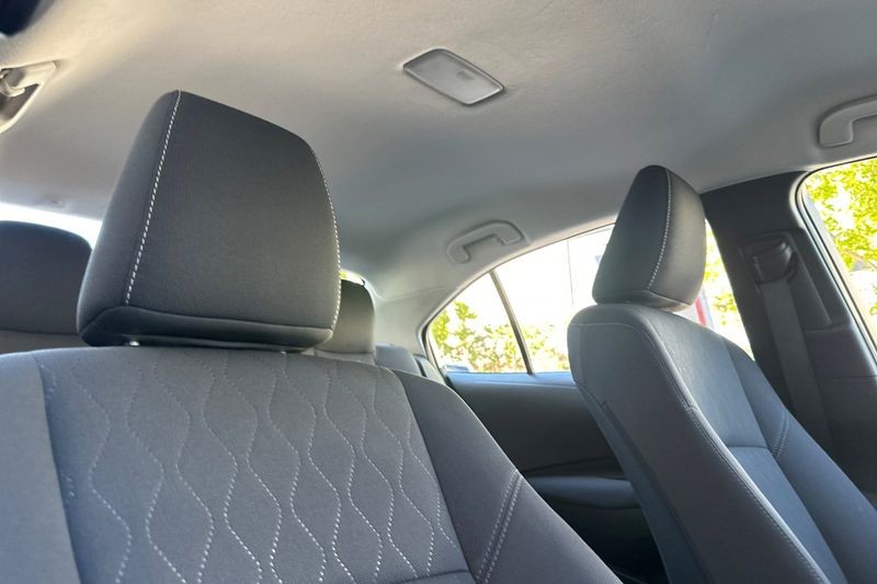 Toyota Corolla Vehicle Full-screen Gallery Image 16