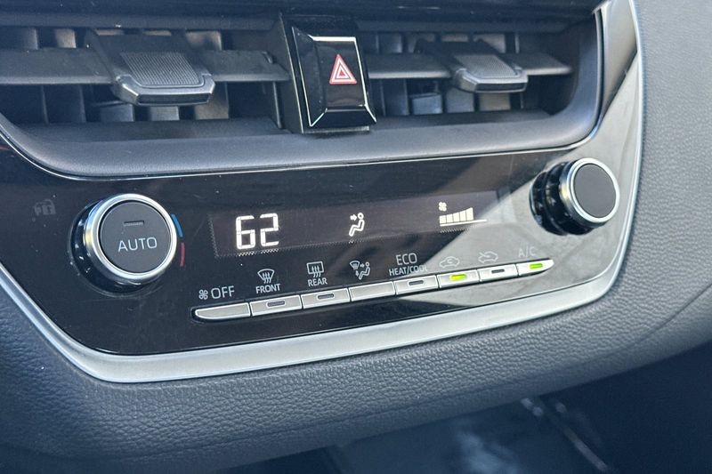 Toyota Corolla Vehicle Full-screen Gallery Image 19