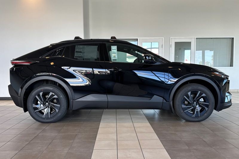 Toyota C-HR Vehicle Full-screen Gallery Image 03