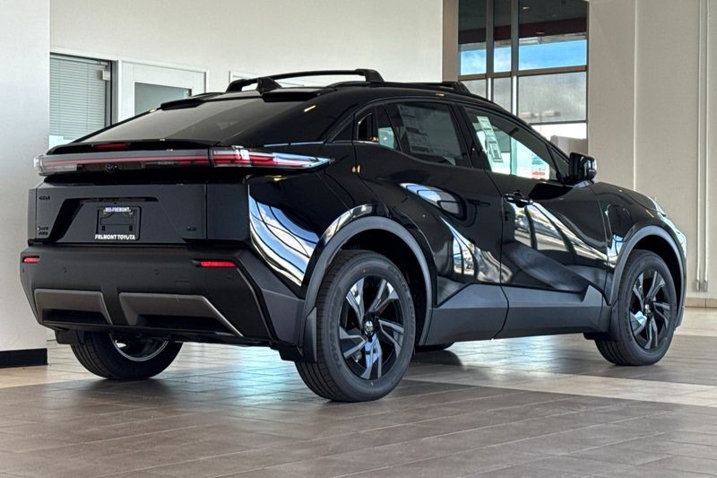 Toyota C-HR Vehicle Full-screen Gallery Image 04