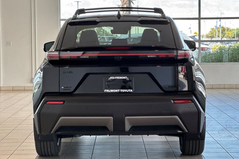 Toyota C-HR Vehicle Full-screen Gallery Image 05