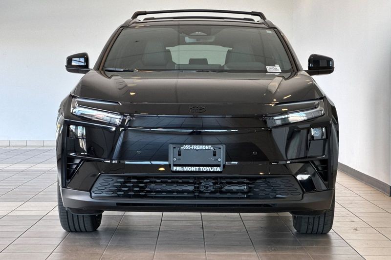 Toyota C-HR Vehicle Full-screen Gallery Image 06