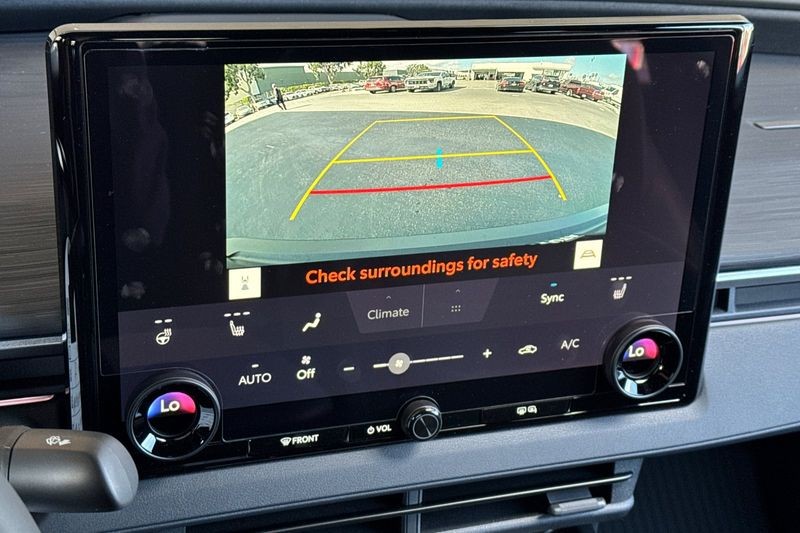 Toyota C-HR Vehicle Full-screen Gallery Image 17