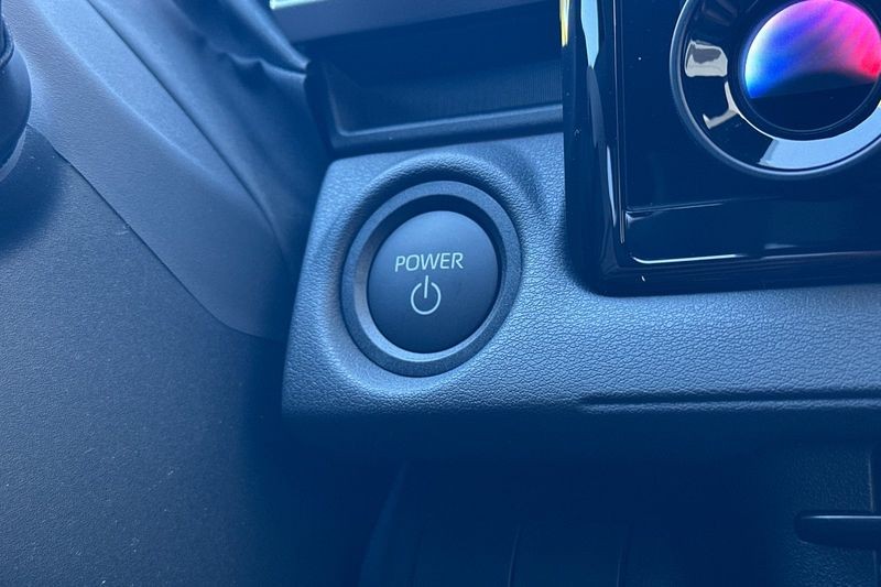 Toyota C-HR Vehicle Full-screen Gallery Image 20