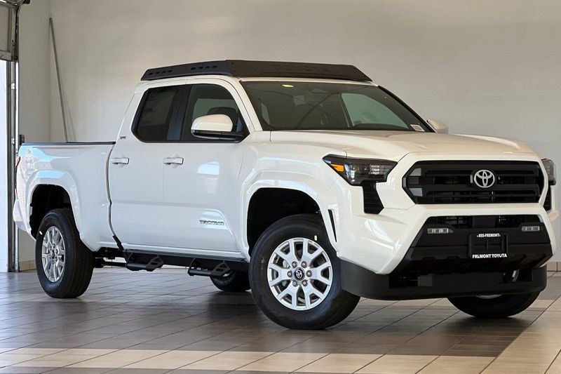 Toyota Tacoma 4WD Vehicle Full-screen Gallery Image 03
