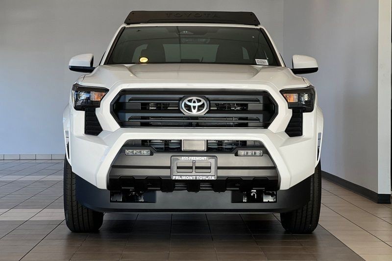 Toyota Tacoma 4WD Vehicle Full-screen Gallery Image 04