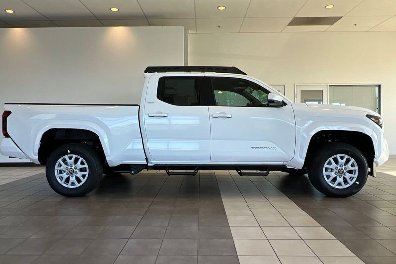 Toyota Tacoma 4WD Vehicle Full-screen Gallery Image 05