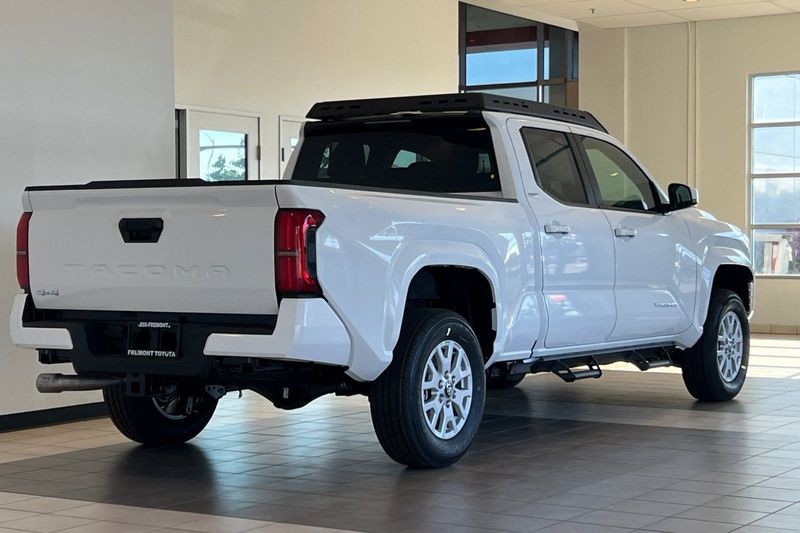 Toyota Tacoma 4WD Vehicle Full-screen Gallery Image 06