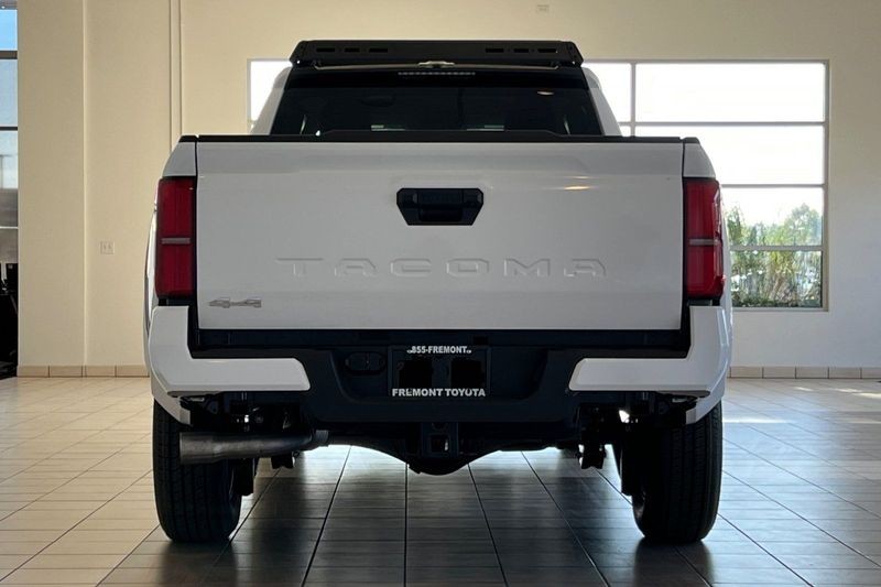 Toyota Tacoma 4WD Vehicle Full-screen Gallery Image 07
