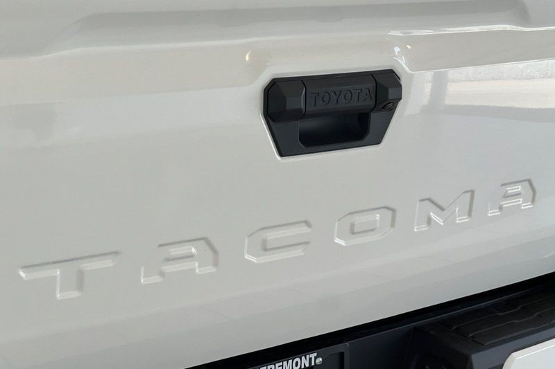 Toyota Tacoma 4WD Vehicle Full-screen Gallery Image 08