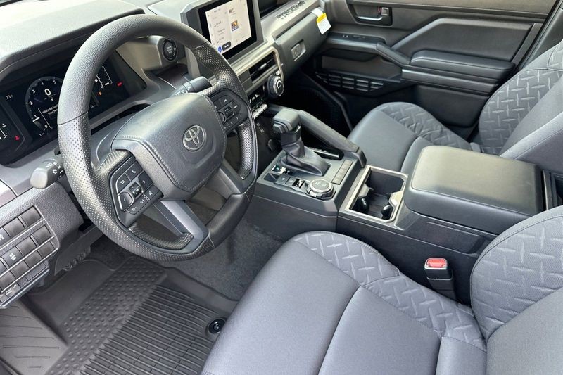 Toyota Tacoma 4WD Vehicle Full-screen Gallery Image 09