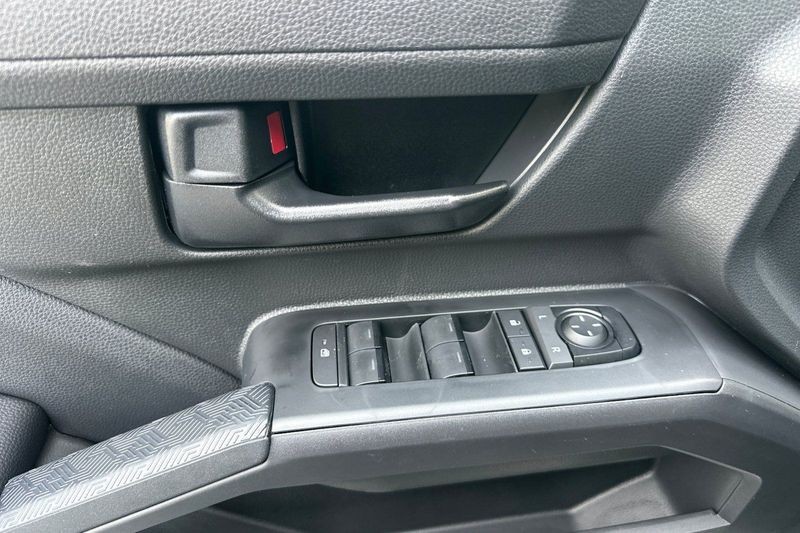 Toyota Tacoma 4WD Vehicle Full-screen Gallery Image 10