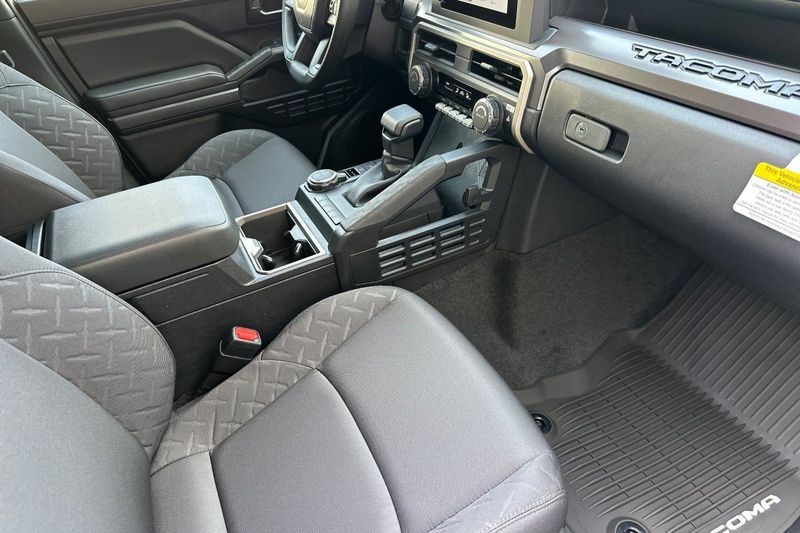 Toyota Tacoma 4WD Vehicle Full-screen Gallery Image 13