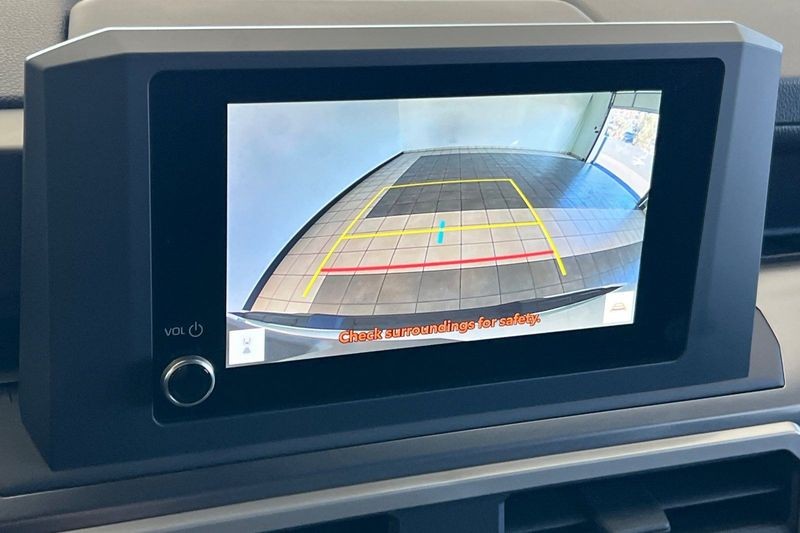 Toyota Tacoma 4WD Vehicle Full-screen Gallery Image 16