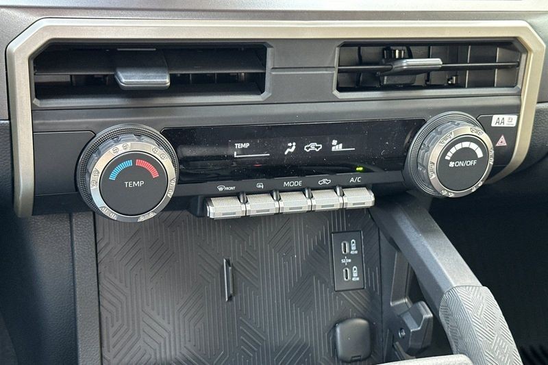 Toyota Tacoma 4WD Vehicle Full-screen Gallery Image 17