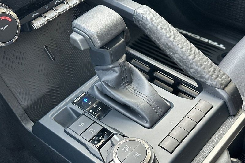 Toyota Tacoma 4WD Vehicle Full-screen Gallery Image 18