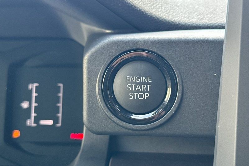 Toyota Tacoma 4WD Vehicle Full-screen Gallery Image 19