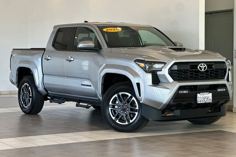 Toyota Tacoma 4WD Vehicle Full-screen Gallery Image 02