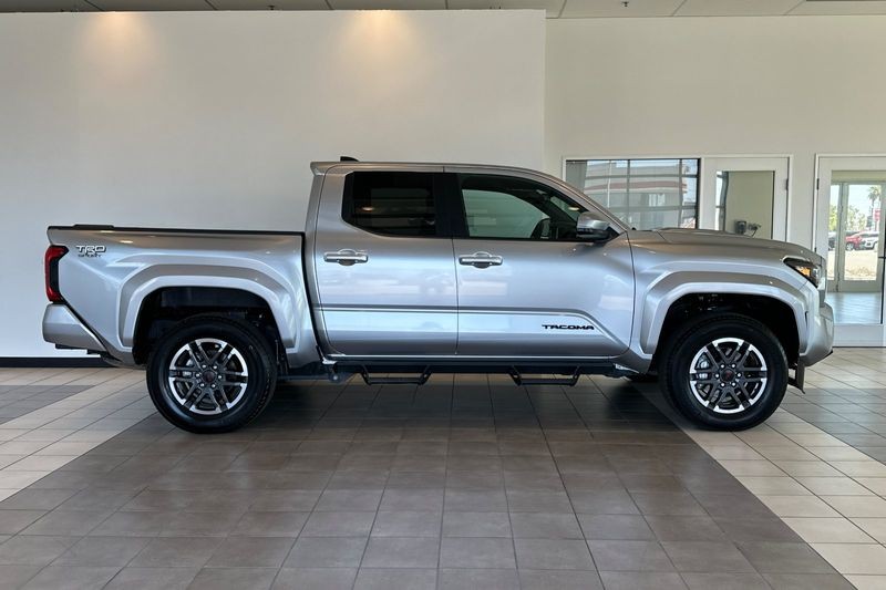 Toyota Tacoma 4WD Vehicle Full-screen Gallery Image 03