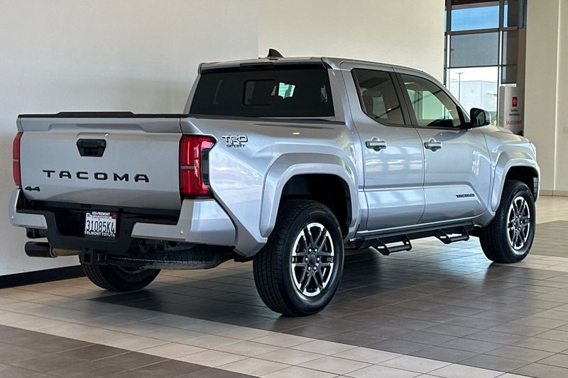 Toyota Tacoma 4WD Vehicle Full-screen Gallery Image 04