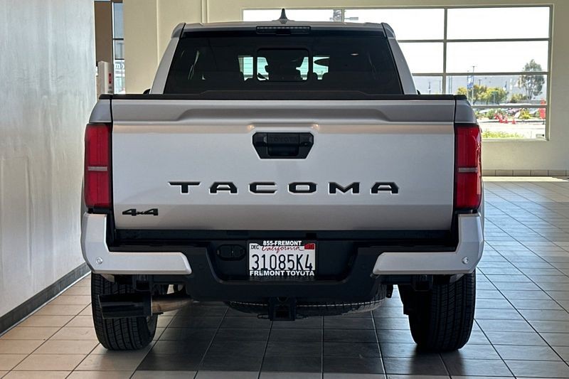 Toyota Tacoma 4WD Vehicle Full-screen Gallery Image 05