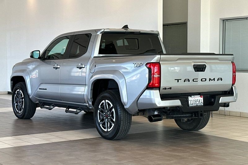 Toyota Tacoma 4WD Vehicle Full-screen Gallery Image 06