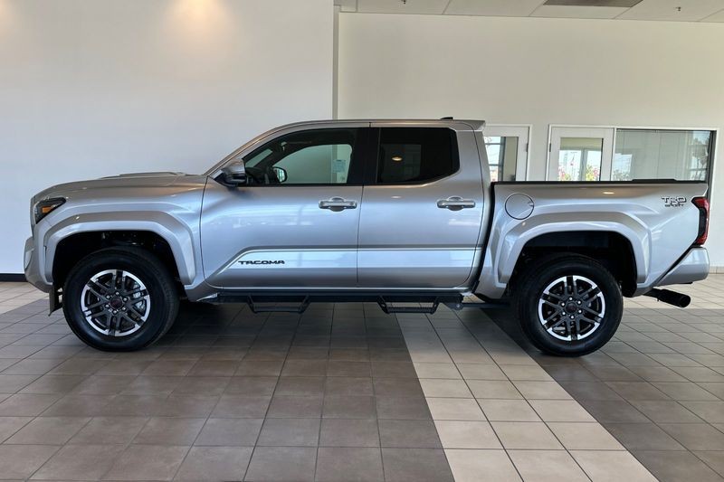 Toyota Tacoma 4WD Vehicle Full-screen Gallery Image 07