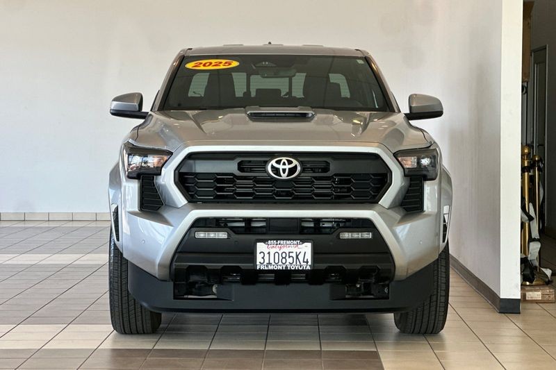 Toyota Tacoma 4WD Vehicle Full-screen Gallery Image 09