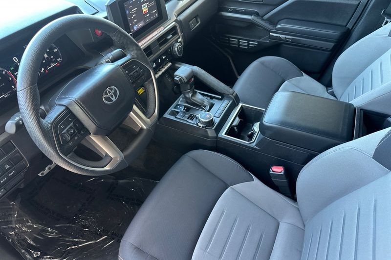 Toyota Tacoma 4WD Vehicle Full-screen Gallery Image 10