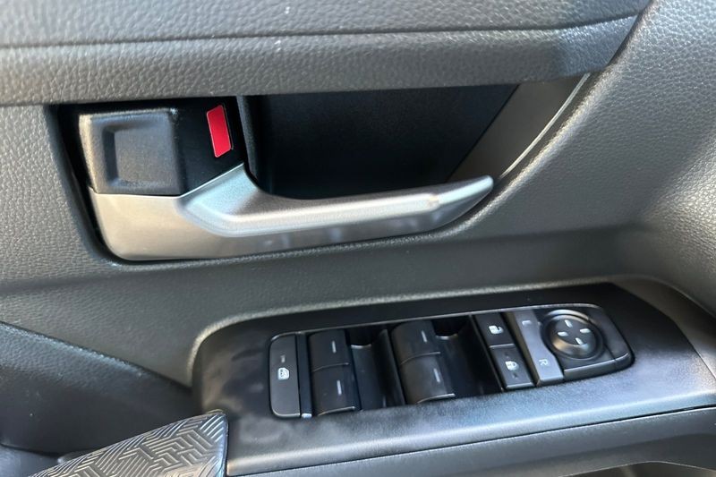 Toyota Tacoma 4WD Vehicle Full-screen Gallery Image 11