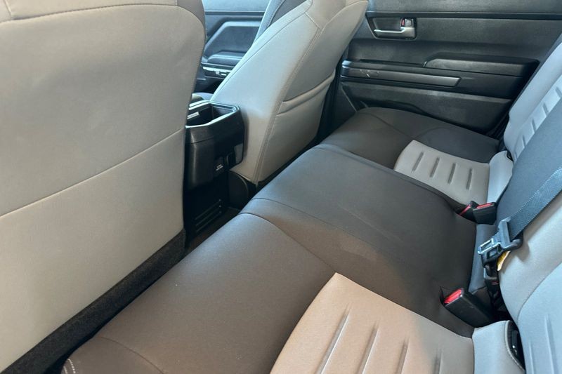 Toyota Tacoma 4WD Vehicle Full-screen Gallery Image 12