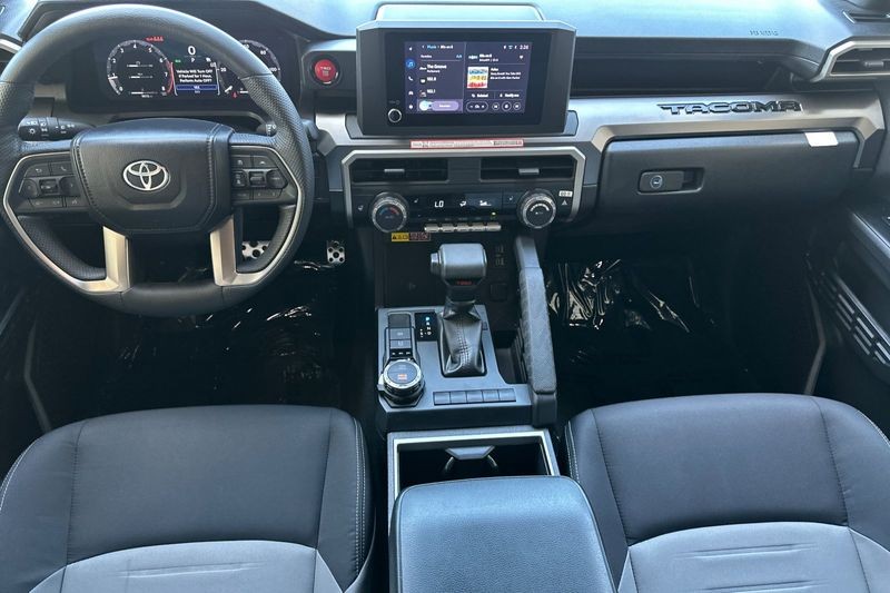 Toyota Tacoma 4WD Vehicle Full-screen Gallery Image 13